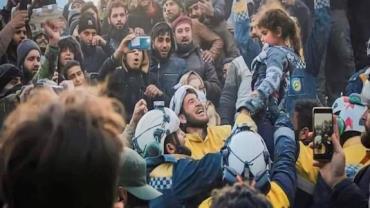 Multidão vibra com salvamento de família na Síria; vídeo