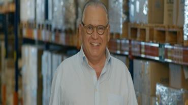 Sidney Oliveira mostra centro de distribuição da Ultrafarma em novo filme do "Dia do Medicamento Barato"