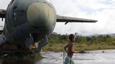 Militares trabalham durante a noite para reformar pista em TI Yanomami