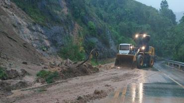 Temporal bloqueia rodovias, cancela Carnaval e provoca morte no litoral de SP