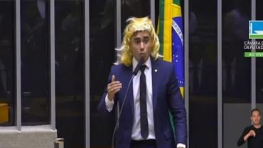 Nikolas Ferreira usa peruca durante discurso transfóbico