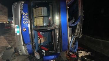 Acidente com ônibus em rodovia paulista deixa três mortos e 21 feridos