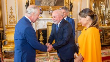 Lula recebe cumprimento de Rei Charles III durante jantar no Palácio de Buckingham