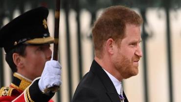 Príncipe Harry participa da coroação de rei Charles III sem Meghan