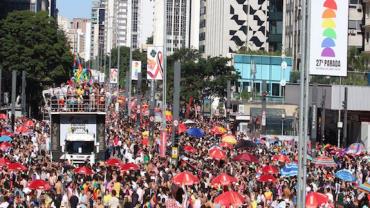 Parada LGBTQIAP+ une luta por políticas e festa na Avenida Paulista