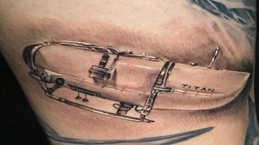 Homem faz tatuagem do submarino que visitava o Titanic e implodiu