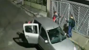 Policial reage a assalto e atira contra criminosos em SP