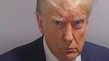 Autoridades divulgam foto de fichamento de Donald Trump