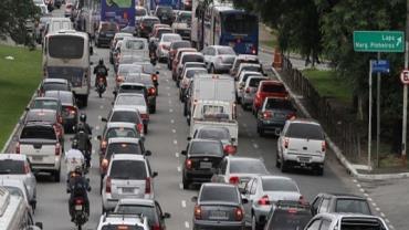Paulistanos se deslocam com dificuldade em dia de greve no transporte