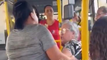 Vídeo: mulheres brigam em ônibus por conta de sombrinha