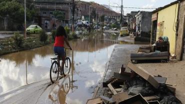 Entenda a relação de racismo ambiental e enchentes no Rio de Janeiro