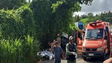 Grave acidente entre caminhão e kombi deixa mortos na PE-50