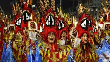 Vai-Vai abre segundo dia desfiles no sambódromo paulistano