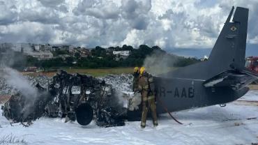 Duas pessoas morrem e uma fica ferida em queda de avião da PF em Minas