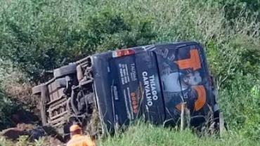 Ônibus de cantor sertanejo capota em Minas Gerais e deixa cinco feridos