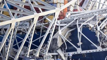 Ponte desaba nos EUA após colisão com navio