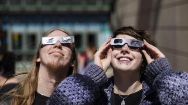 Milhares de pessoas param para ver eclipse solar; veja fotos