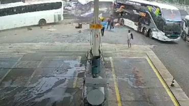 Ônibus invade posto de combustíveis e deixa feridos em Limeira