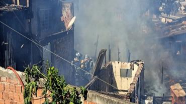 Incêndio em Curitiba atinge pelo menos seis casas e deixa uma pessoa ferida
