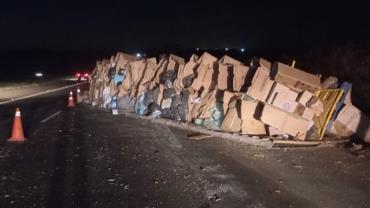 Carreta dos Correios com doações para o RS tomba em rodovia de SP