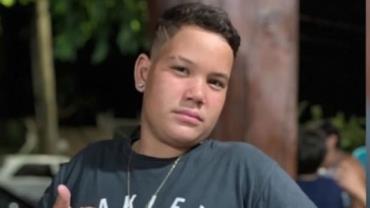 Menino de 14 anos morre eletrocutado após encostar em poste enquanto bebia água