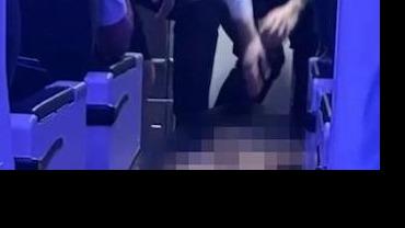 Avião faz pouso de emergência após homem nu derrubar comissária de bordo