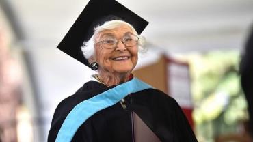 Aos 105 anos, idosa conclui mestrado: "Esperei muito tempo por isto"