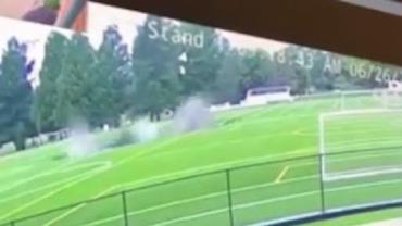 Cratera gigante se abre em campo de futebol nos Estados Unidos; veja vídeo