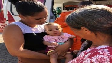 Bebê engasga, desmaia e é salva por policiais