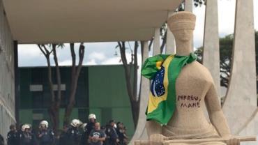 PGR denuncia mulher que escreveu "Perdeu, mané" em estátua no STF