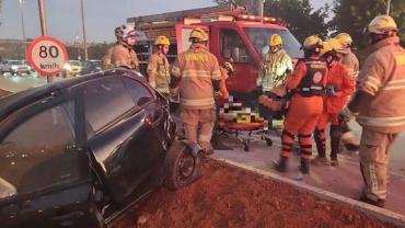 Colisão entre carro e ônibus deixa uma pessoa ferida no Distrito Federal