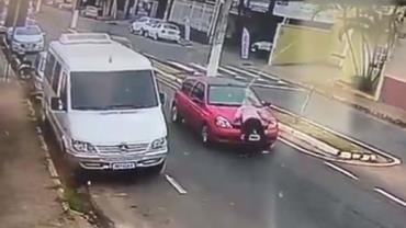 Vídeo: mulher se joga em frente de carro para simular acidente em MG