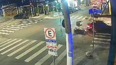 Procurador de Justiça fura sinal, derruba motociclista e foge arrastando moto na Zona Leste de SP