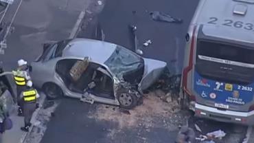 Carro em alta velocidade bate contra ônibus parado em frente à escola na zona norte de SP