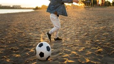 Homem é espancado a pauladas após reclamar de bola de futebol de criança