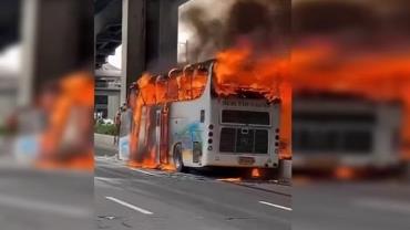 Tragédia: ônibus escolar pega fogo, deixando 23 pessoas mortas, entre elas crianças