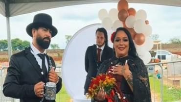 Casal choca a web após se casar em cemitério: "Ponto de encontro de entidades"