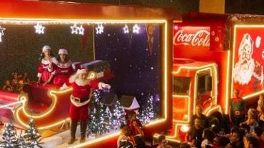 VÍDEO: Papai Noel é apedrejado em Salvador durante caravana da Coca-Cola