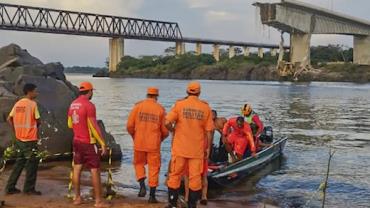 Chega a oito o número de mortes confirmadas após queda de ponte