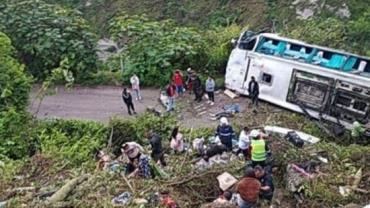 Acidente de ônibus nos Andes peruanos deixa pelo menos seis mortos e seis desaparecidos