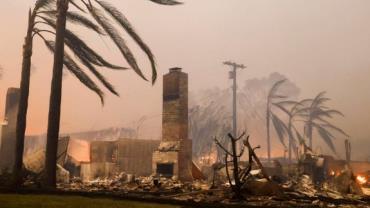 Incêndio florestal destrói casas em Los Angeles e desafia trabalho dos bombeiros