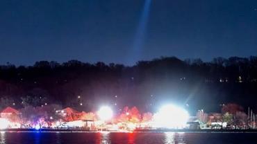 Avião com 64 passageiros e helicóptero com 3 militares colidem em Washington, nos EUA