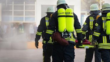 Estudante queima boneca sexual e causa incêndio na faculdade