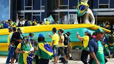 Anistia a golpistas não é assunto dos brasileiros, diz Alcolumbre