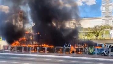 Carnaval 2025: Incêndio destrói dois carros alegóricos em SP