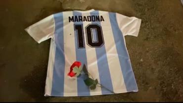 Promotor exibe foto de Maradona logo após a morte e dispara: 'Assassinato'