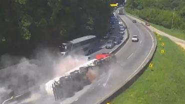 VÍDEO: Veja o antes e depois do caminhão que explodiu em SC e incendiou carros