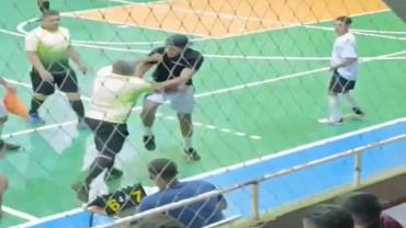 Jogo de futsal termina em briga violenta entre jogador e árbitro; canivete foi usado