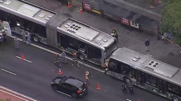 Dois ônibus colidem na Avenida Paulista e deixam cerca de 7 feridos