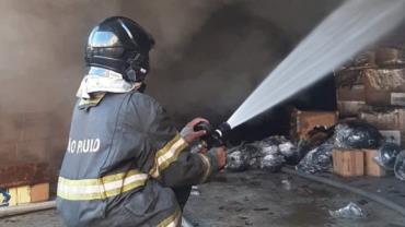 Incêndio de grande intensidade atinge galpão próximo à escola no Centro de SP
